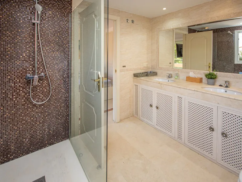Spacious 4-Bedroom semi detached Villa with Private Heated Pool in Riviera del Sol