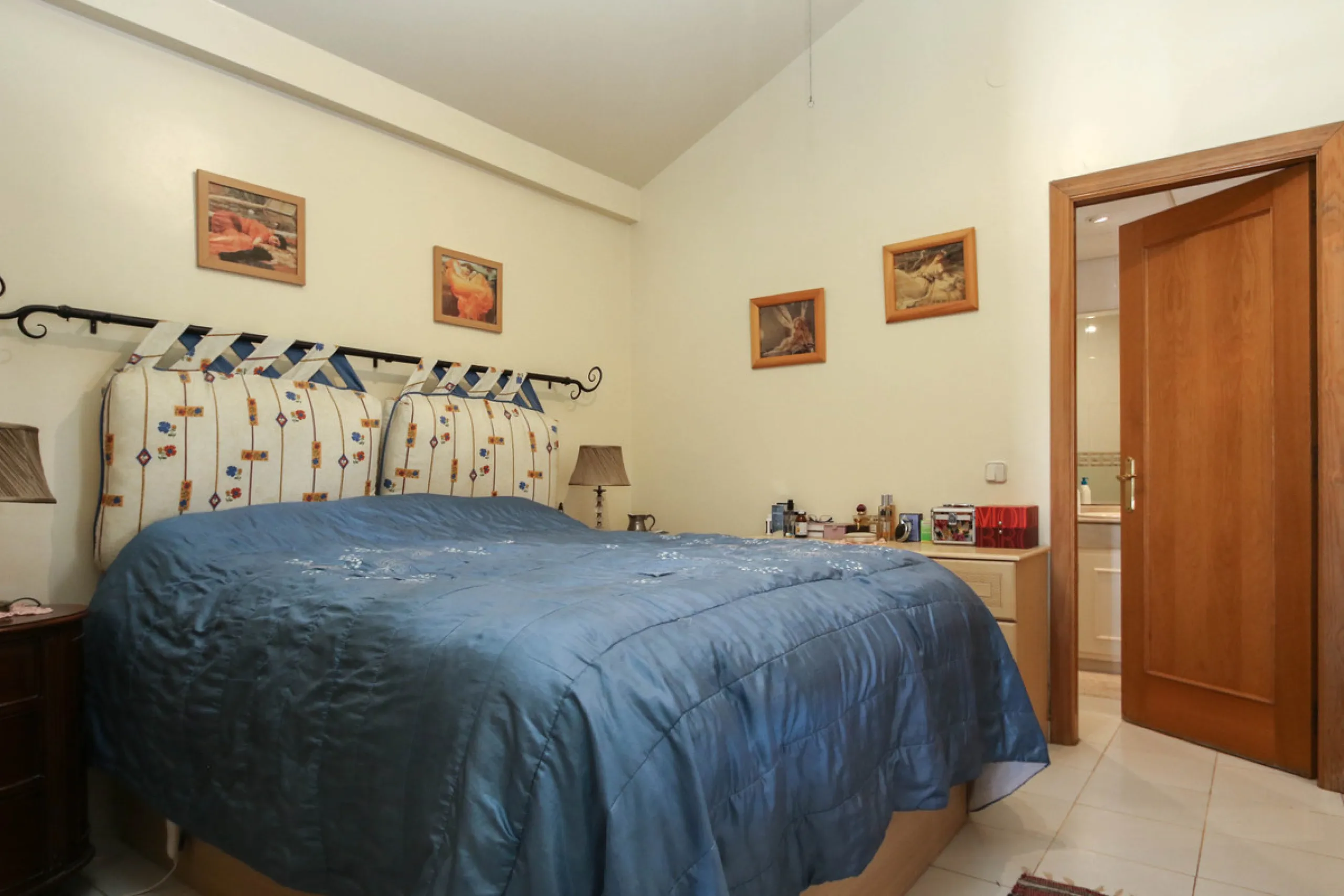 Geräumige Villa mit separatem Gästeappartement in ruhiger Lage