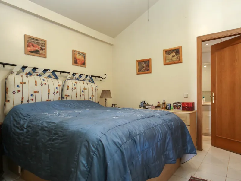 Geräumige Villa mit separatem Gästeappartement in ruhiger Lage