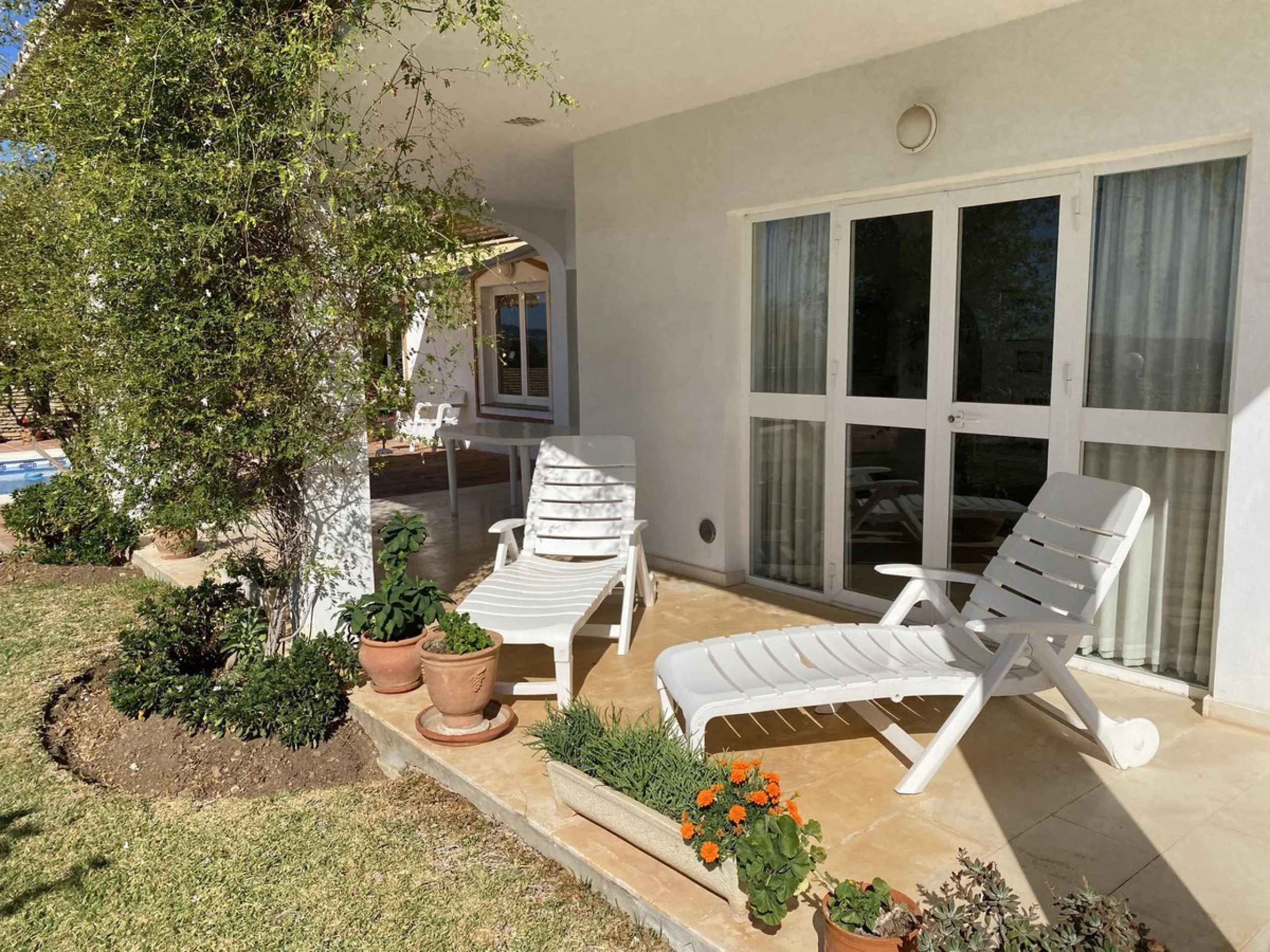 A RARELY AVAILABLE SINGLE LEVEL VILLA IN A HIGHLY SOUGHT AFTER POSITION CLOSE TO THE WHITE WASHED AND HISTORICAL VILLAGE OF MIJAS