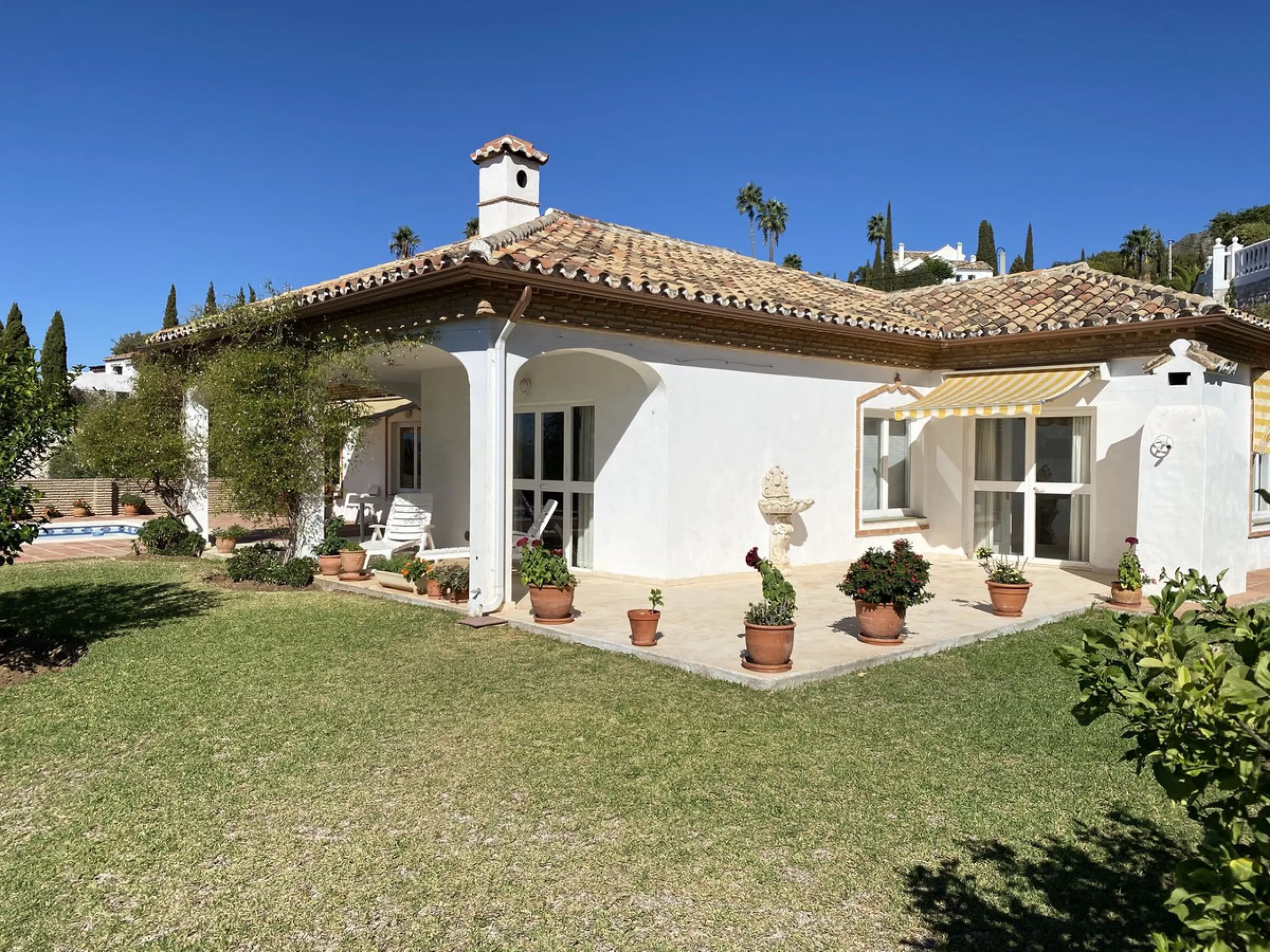 A RARELY AVAILABLE SINGLE LEVEL VILLA IN A HIGHLY SOUGHT AFTER POSITION CLOSE TO THE WHITE WASHED AND HISTORICAL VILLAGE OF MIJAS