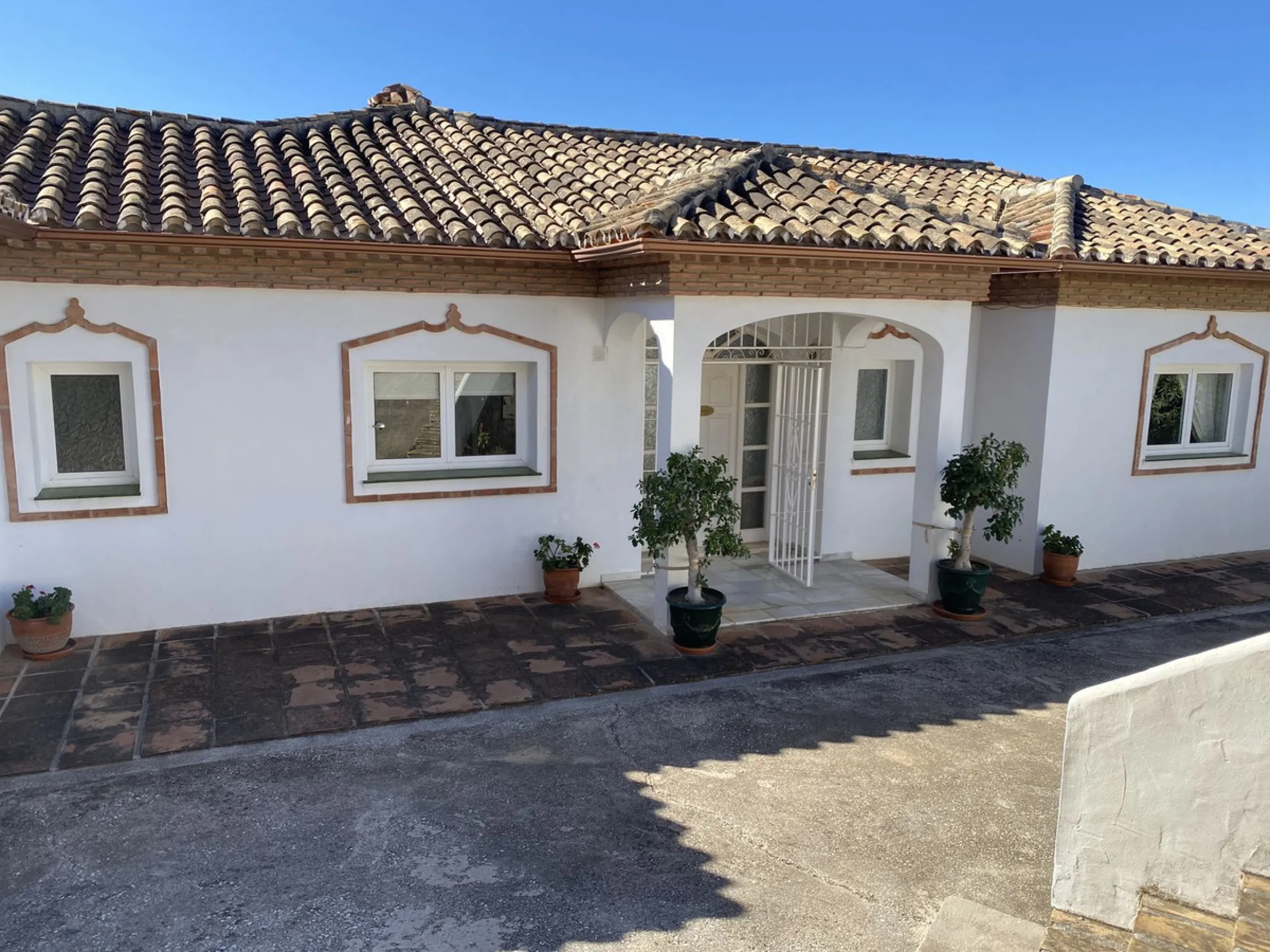A RARELY AVAILABLE SINGLE LEVEL VILLA IN A HIGHLY SOUGHT AFTER POSITION CLOSE TO THE WHITE WASHED AND HISTORICAL VILLAGE OF MIJAS
