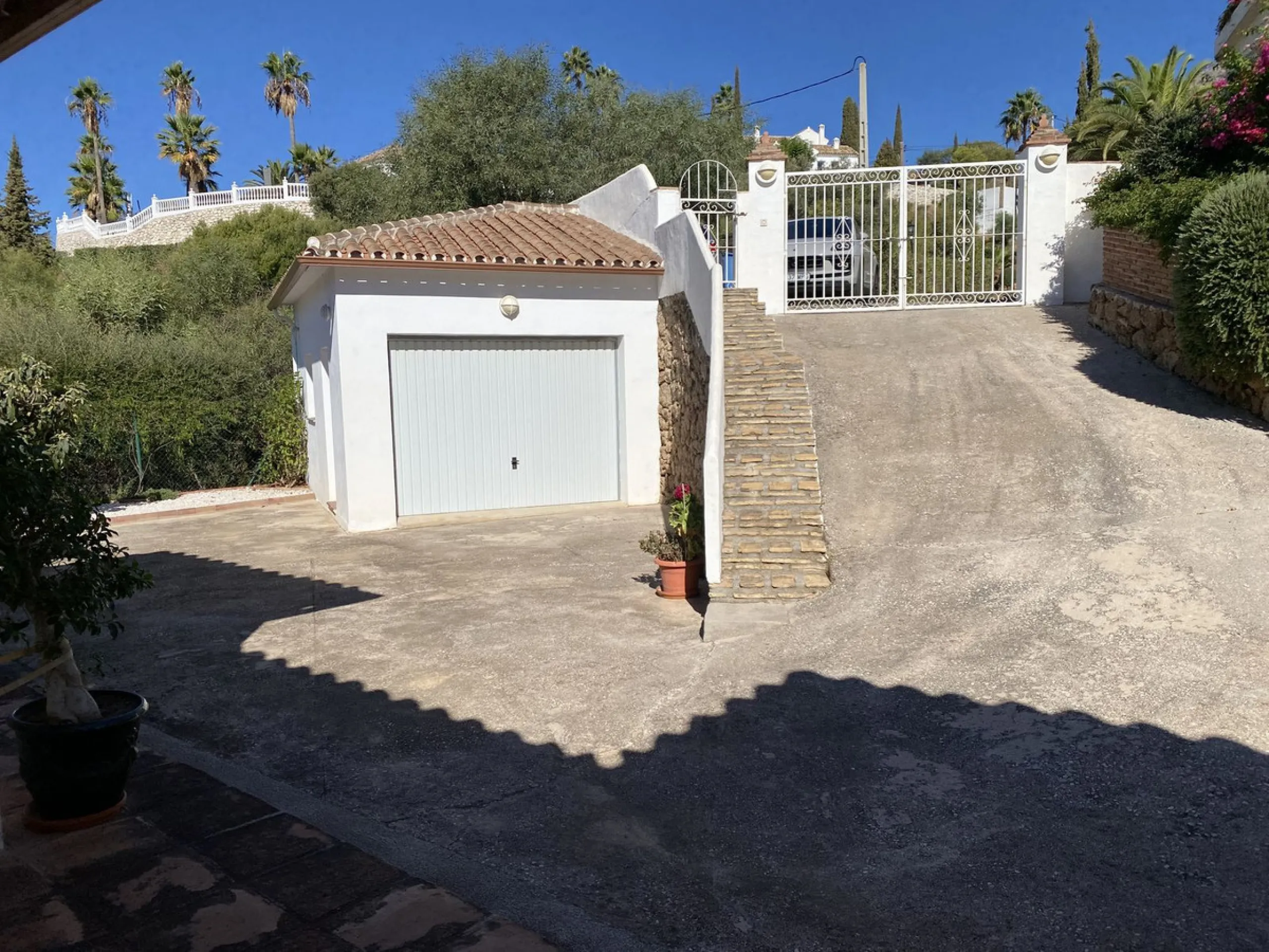 A RARELY AVAILABLE SINGLE LEVEL VILLA IN A HIGHLY SOUGHT AFTER POSITION CLOSE TO THE WHITE WASHED AND HISTORICAL VILLAGE OF MIJAS