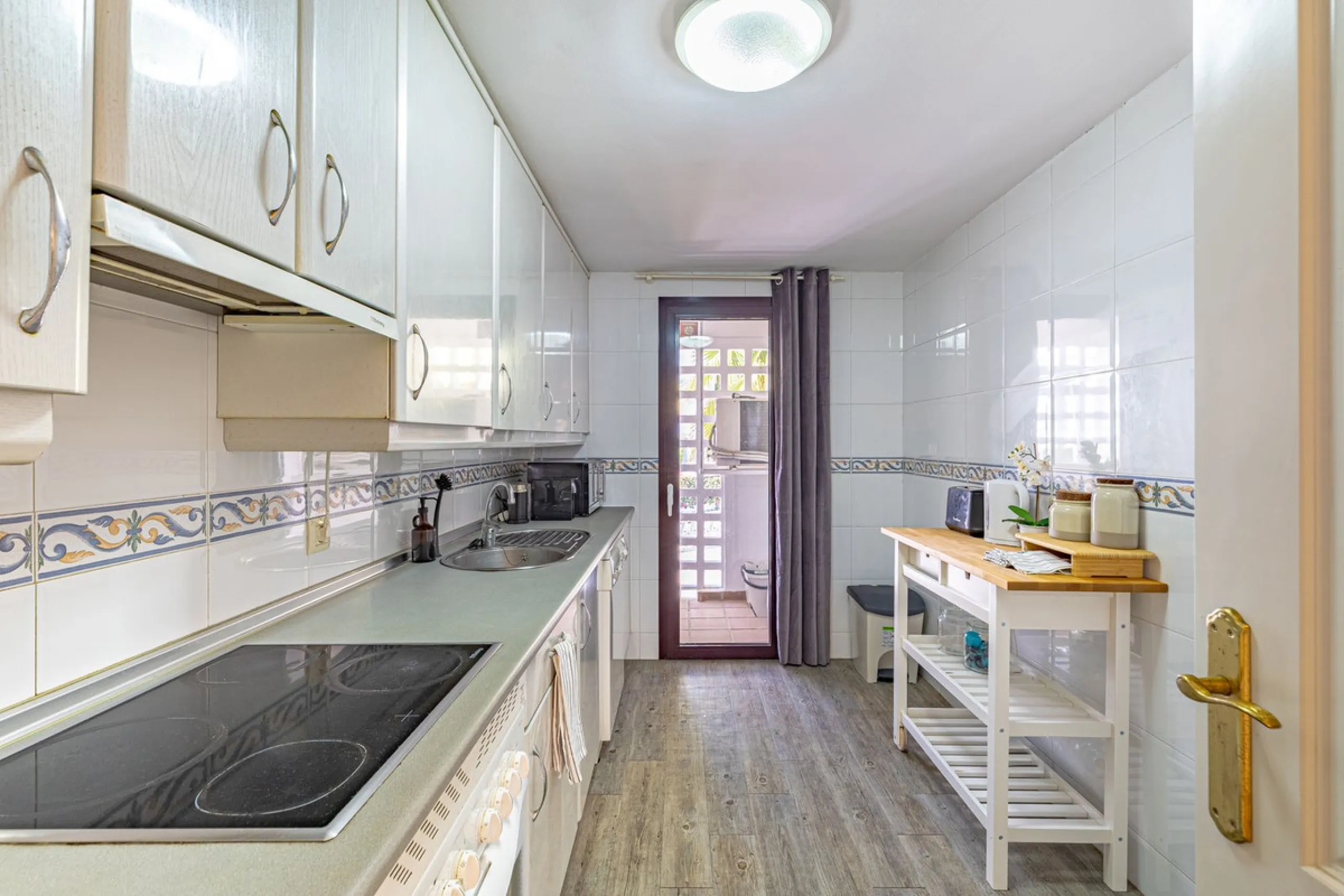 Welcome to this bright and well-planned apartment located in the heart of Nueva Andalucía, within walking distance to restaurants, shops, and all essential amenities.