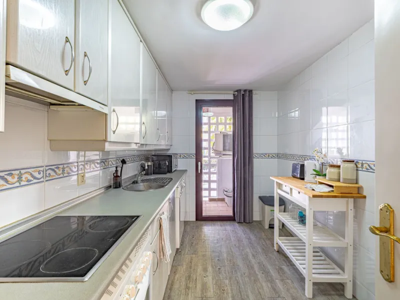 Welcome to this bright and well-planned apartment located in the heart of Nueva Andalucía, within walking distance to restaurants, shops, and all essential amenities.