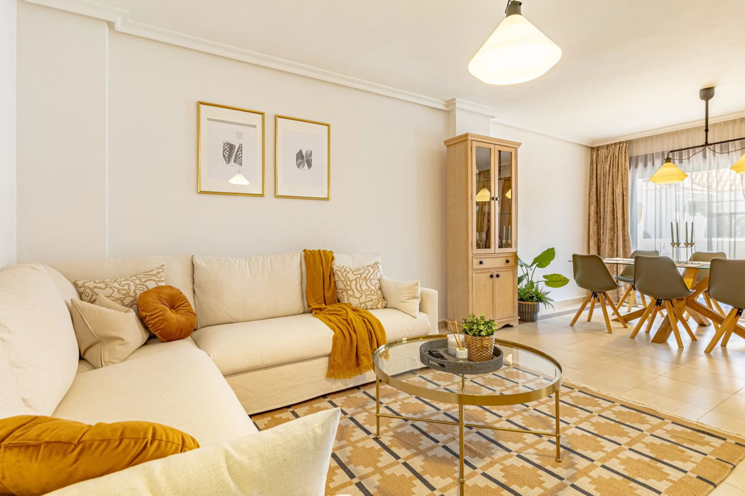 Welcome to this bright and well-planned apartment located in the heart of Nueva Andalucía, within walking distance to restaurants, shops, and all essential amenities.
