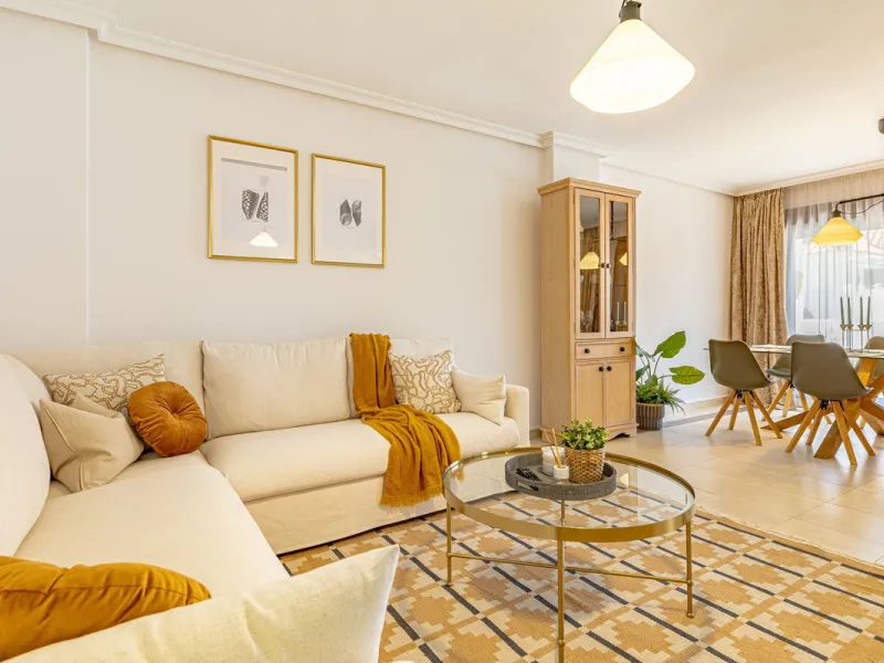 Welcome to this bright and well-planned apartment located in the heart of Nueva Andalucía, within walking distance to restaurants, shops, and all essential amenities.