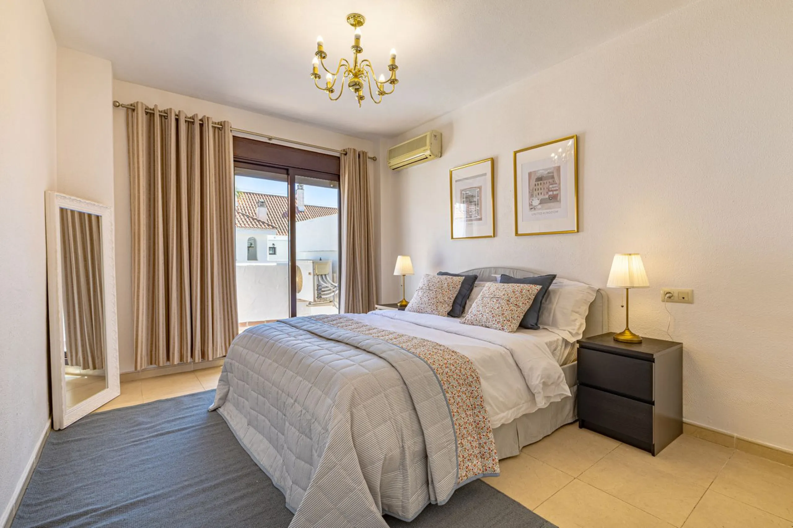Welcome to this bright and well-planned apartment located in the heart of Nueva Andalucía, within walking distance to restaurants, shops, and all essential amenities.