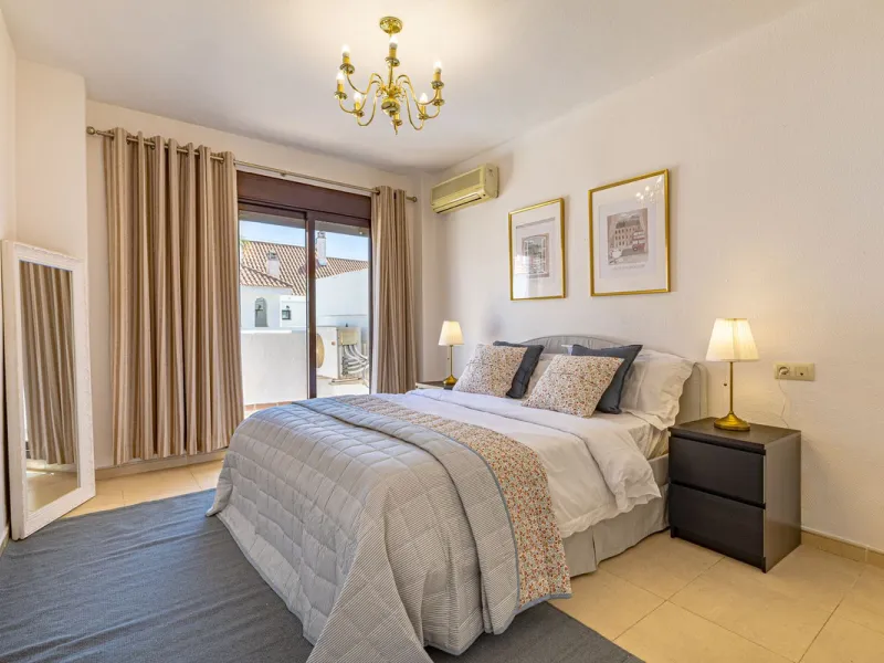 Welcome to this bright and well-planned apartment located in the heart of Nueva Andalucía, within walking distance to restaurants, shops, and all essential amenities.
