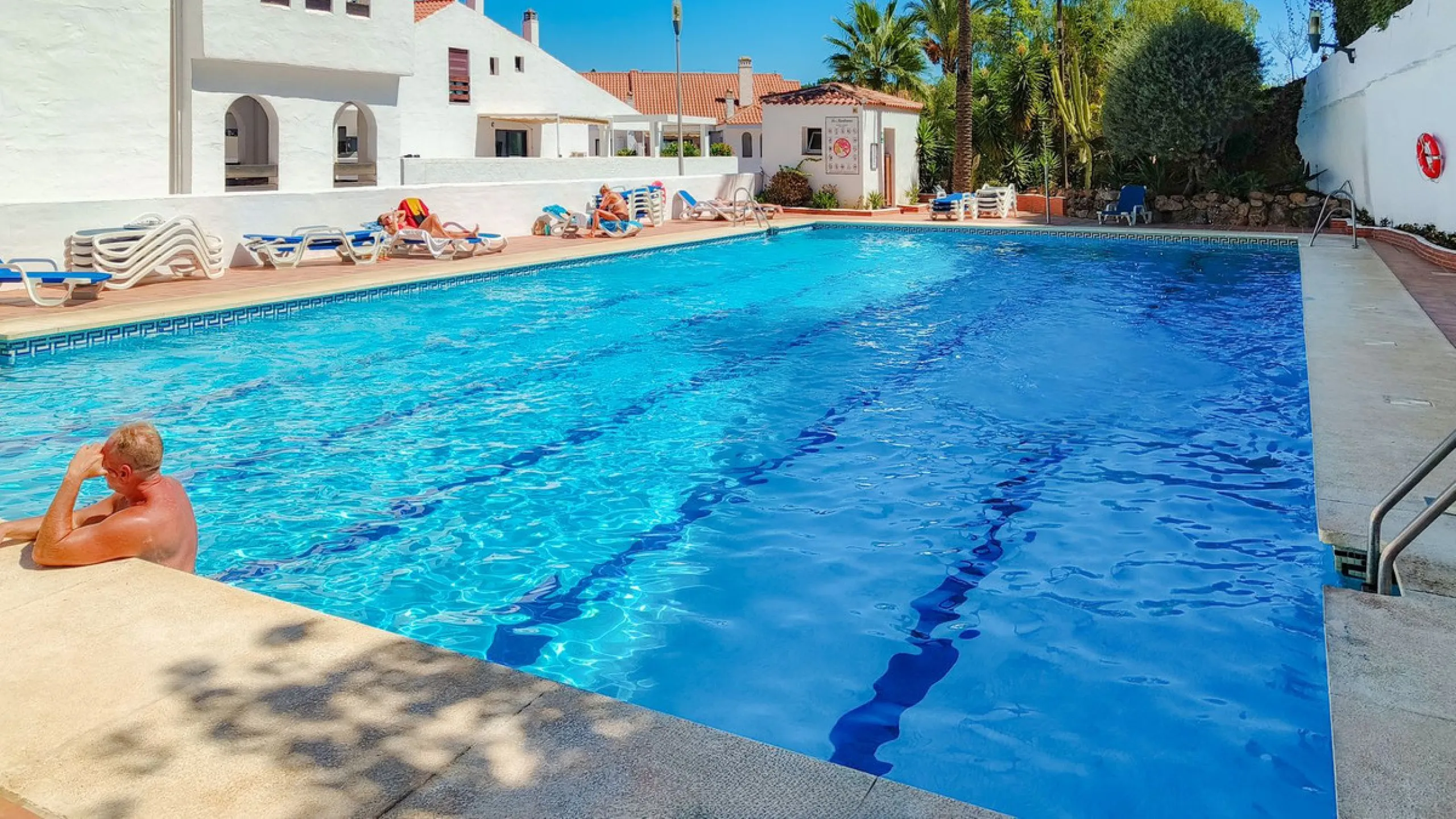Welcome to this bright and well-planned apartment located in the heart of Nueva Andalucía, within walking distance to restaurants, shops, and all essential amenities.