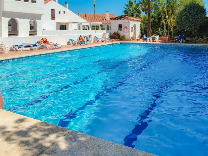 Welcome to this bright and well-planned apartment located in the heart of Nueva Andalucía, within walking distance to restaurants, shops, and all essential amenities.