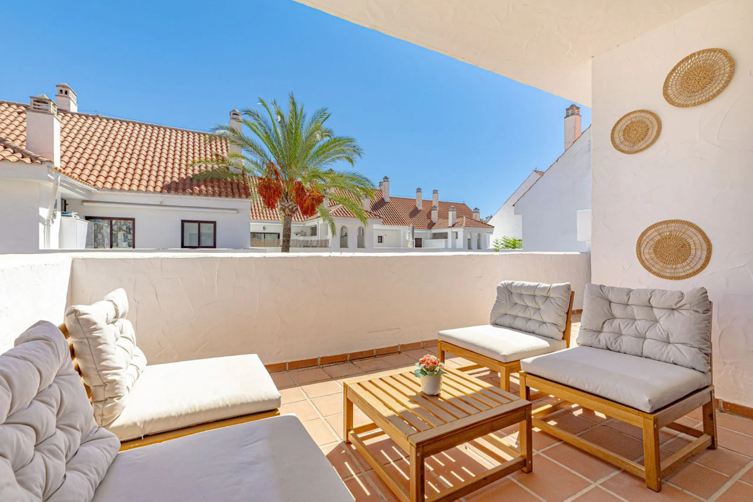 Welcome to this bright and well-planned apartment located in the heart of Nueva Andalucía, within walking distance to restaurants, shops, and all essential amenities.