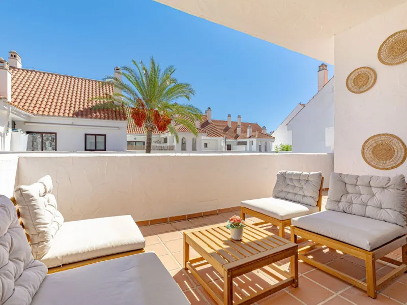 Welcome to this bright and well-planned apartment located in the heart of Nueva Andalucía, within walking distance to restaurants, shops, and all essential amenities.