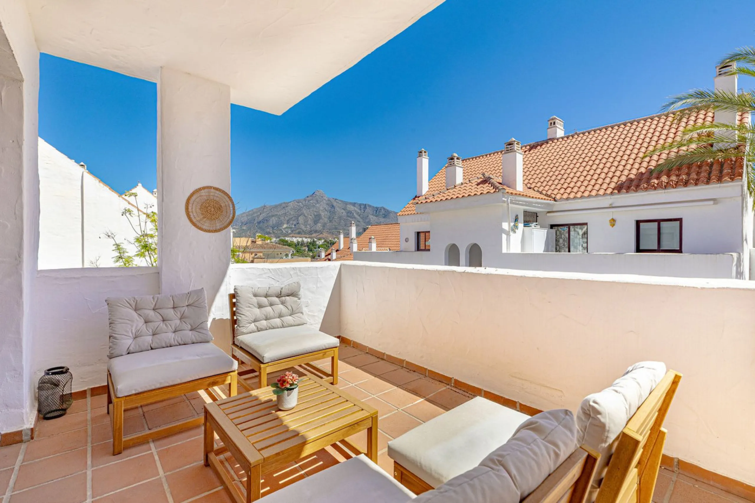 Welcome to this bright and well-planned apartment located in the heart of Nueva Andalucía, within walking distance to restaurants, shops, and all essential amenities.