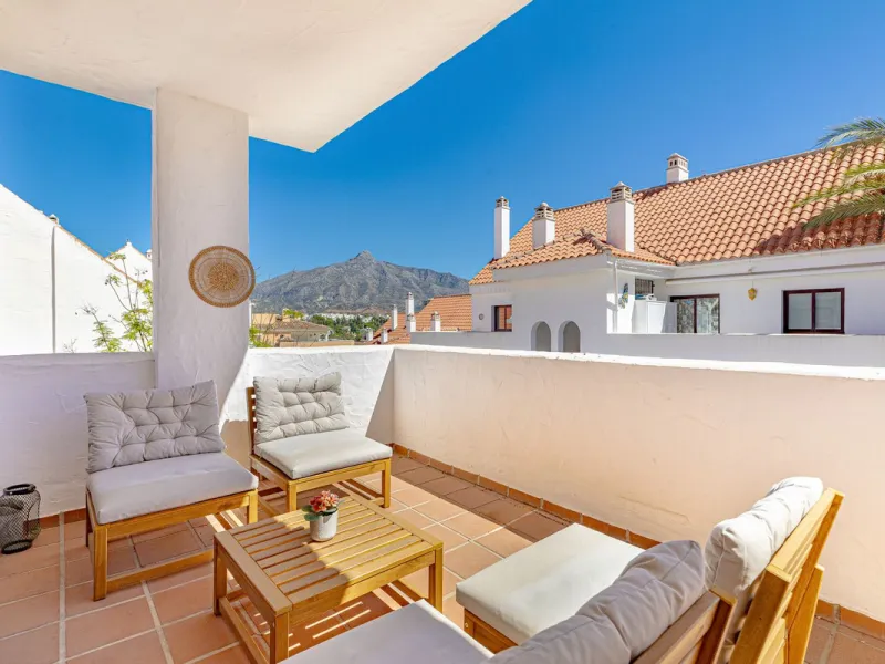 Welcome to this bright and well-planned apartment located in the heart of Nueva Andalucía, within walking distance to restaurants, shops, and all essential amenities.