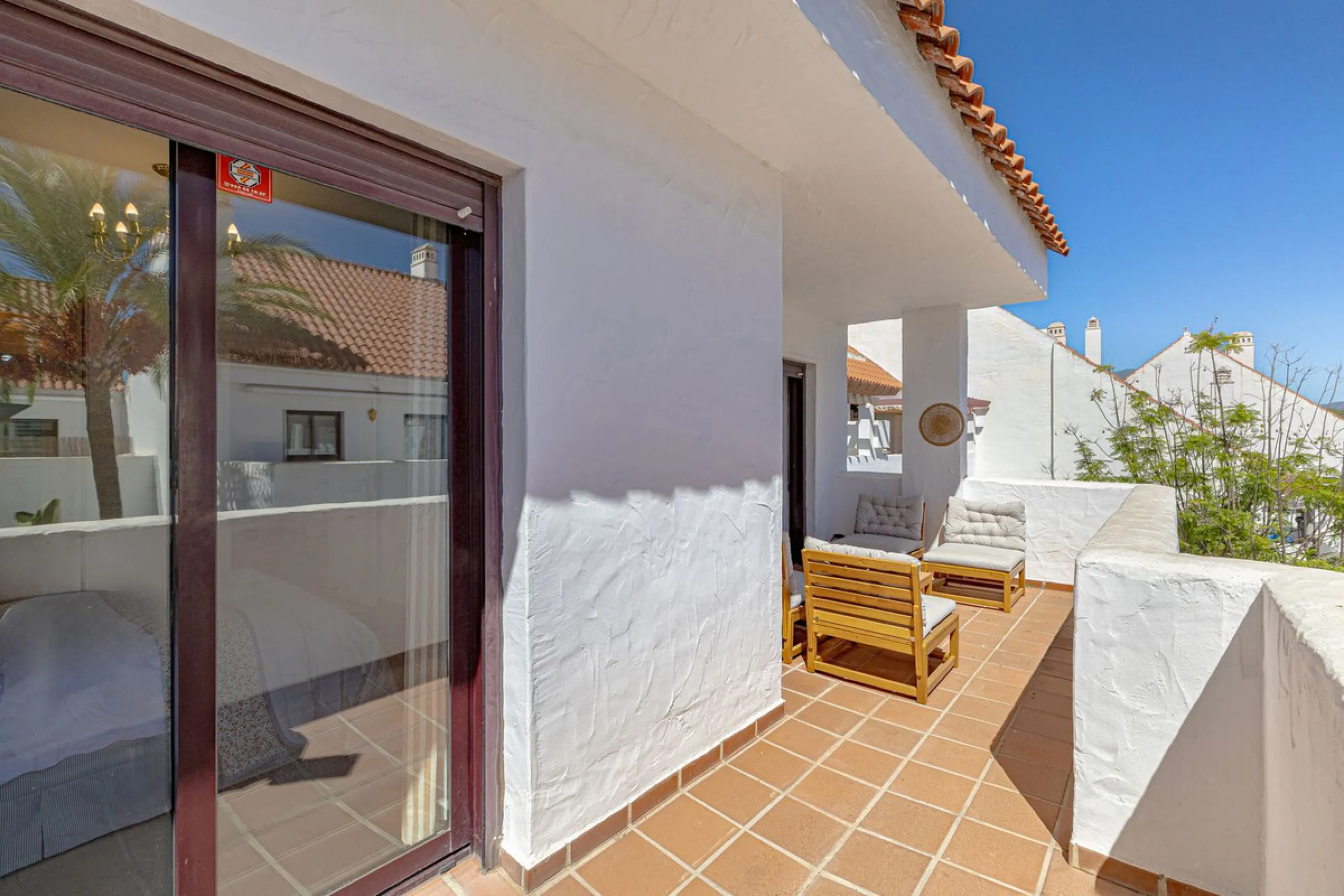 Welcome to this bright and well-planned apartment located in the heart of Nueva Andalucía, within walking distance to restaurants, shops, and all essential amenities.