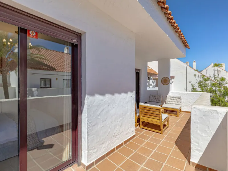 Welcome to this bright and well-planned apartment located in the heart of Nueva Andalucía, within walking distance to restaurants, shops, and all essential amenities.