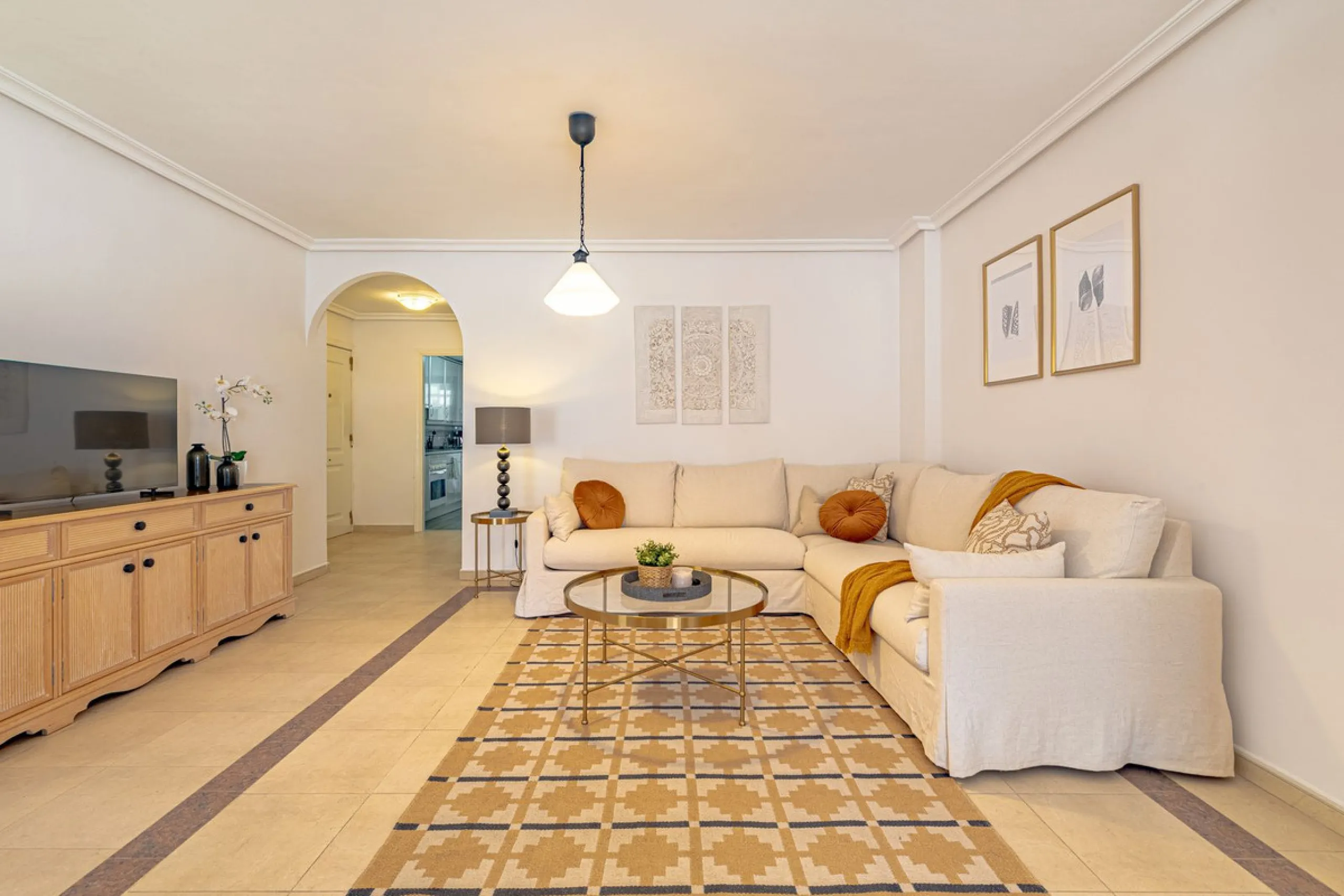 Welcome to this bright and well-planned apartment located in the heart of Nueva Andalucía, within walking distance to restaurants, shops, and all essential amenities.