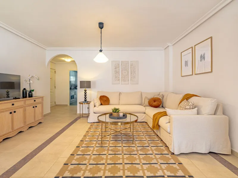 Welcome to this bright and well-planned apartment located in the heart of Nueva Andalucía, within walking distance to restaurants, shops, and all essential amenities.