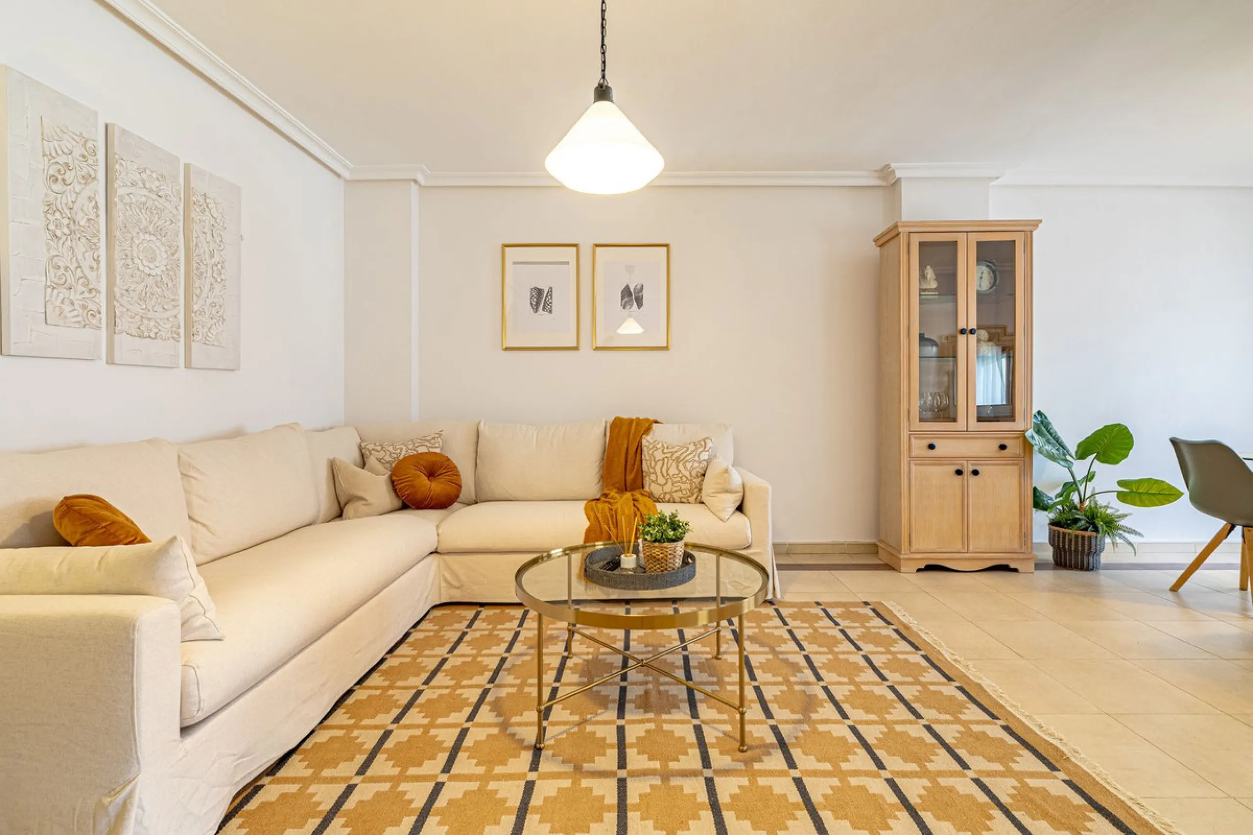 Welcome to this bright and well-planned apartment located in the heart of Nueva Andalucía, within walking distance to restaurants, shops, and all essential amenities.