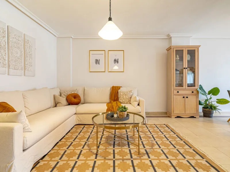 Welcome to this bright and well-planned apartment located in the heart of Nueva Andalucía, within walking distance to restaurants, shops, and all essential amenities.