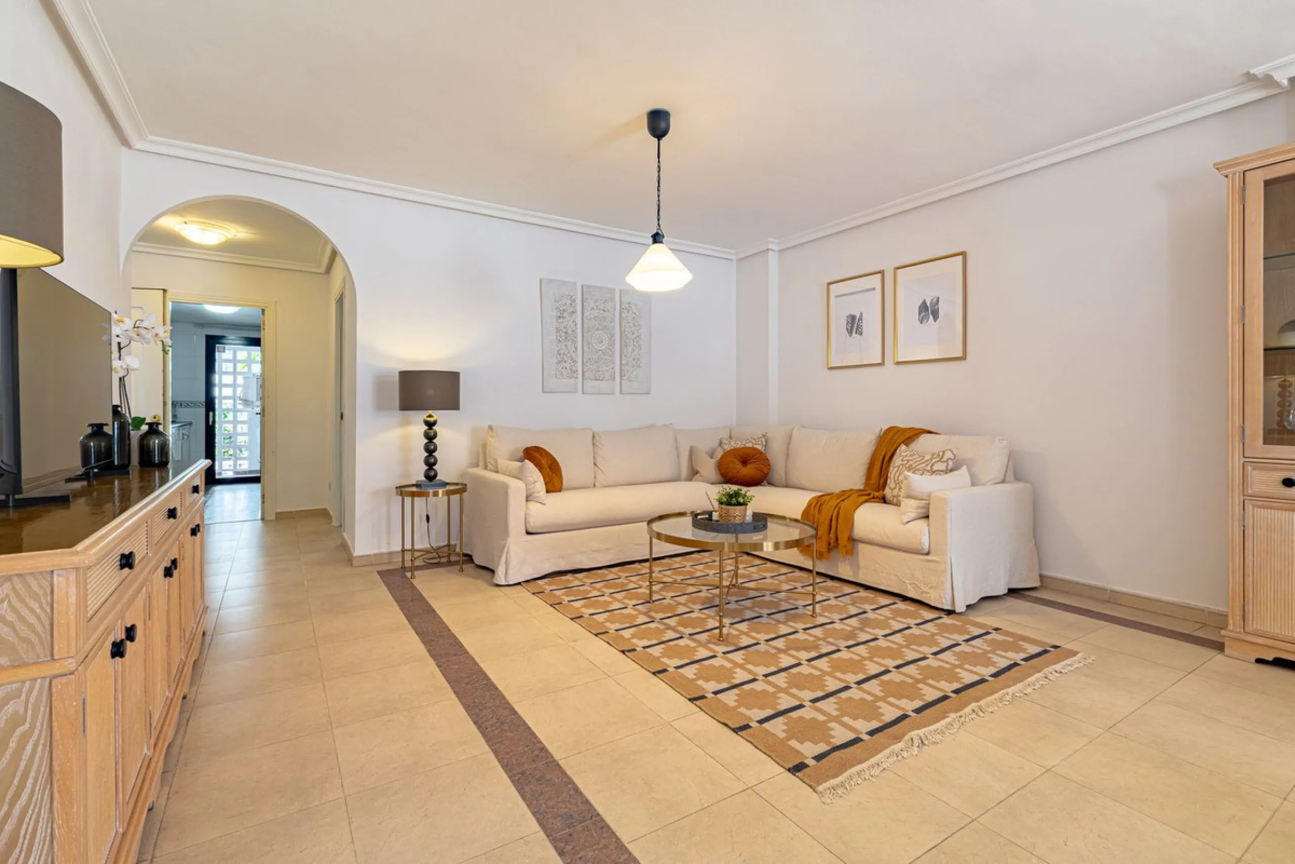 Welcome to this bright and well-planned apartment located in the heart of Nueva Andalucía, within walking distance to restaurants, shops, and all essential amenities.