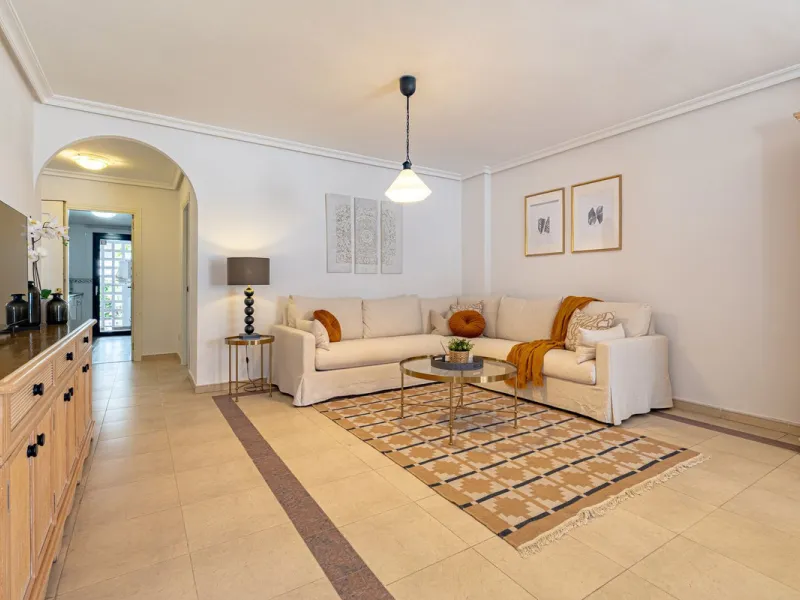 Welcome to this bright and well-planned apartment located in the heart of Nueva Andalucía, within walking distance to restaurants, shops, and all essential amenities.
