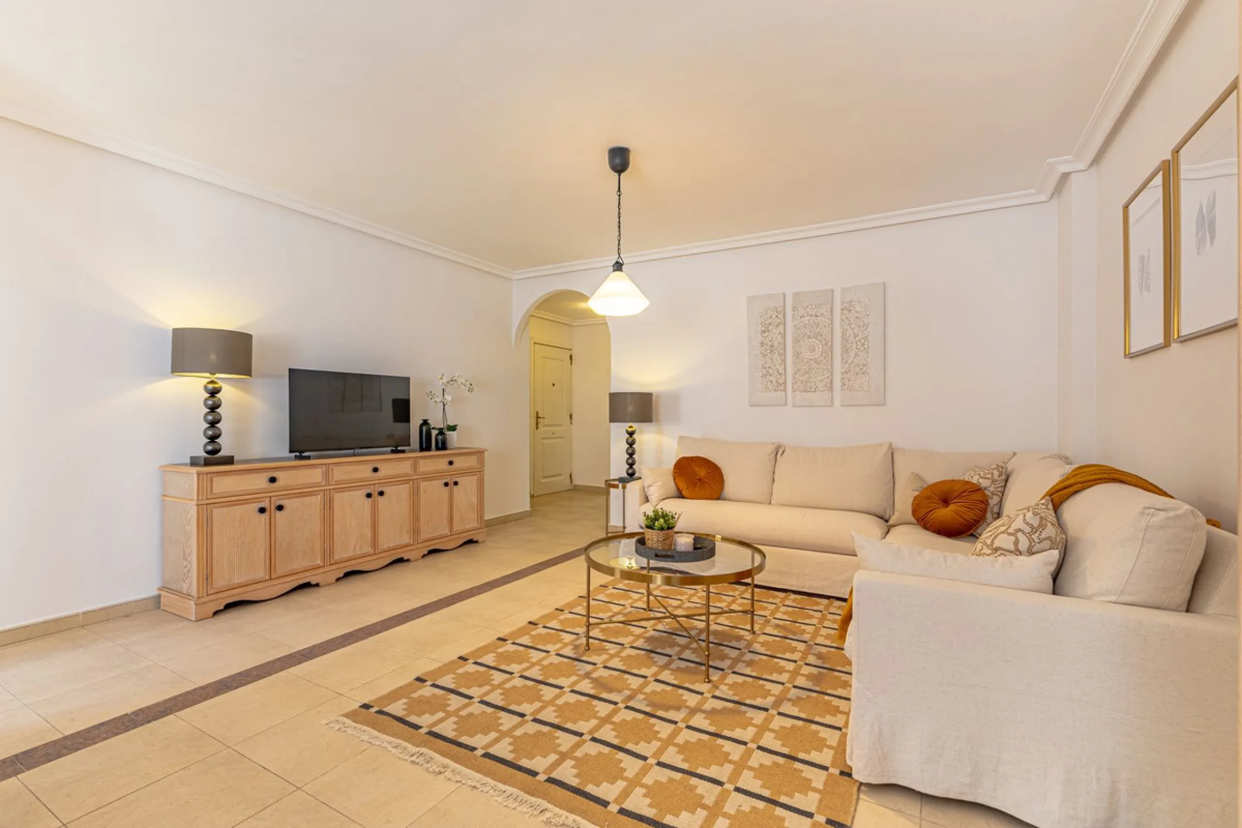Welcome to this bright and well-planned apartment located in the heart of Nueva Andalucía, within walking distance to restaurants, shops, and all essential amenities.