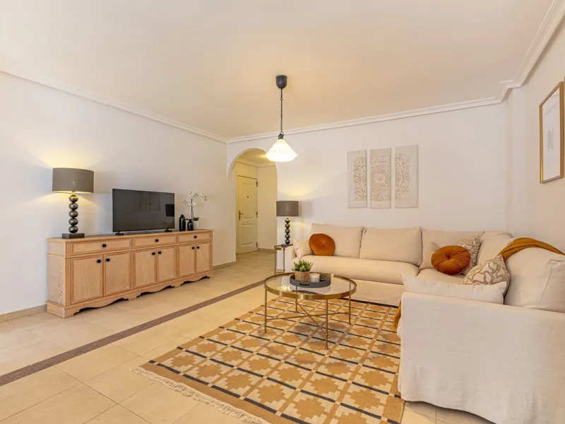 Welcome to this bright and well-planned apartment located in the heart of Nueva Andalucía, within walking distance to restaurants, shops, and all essential amenities.