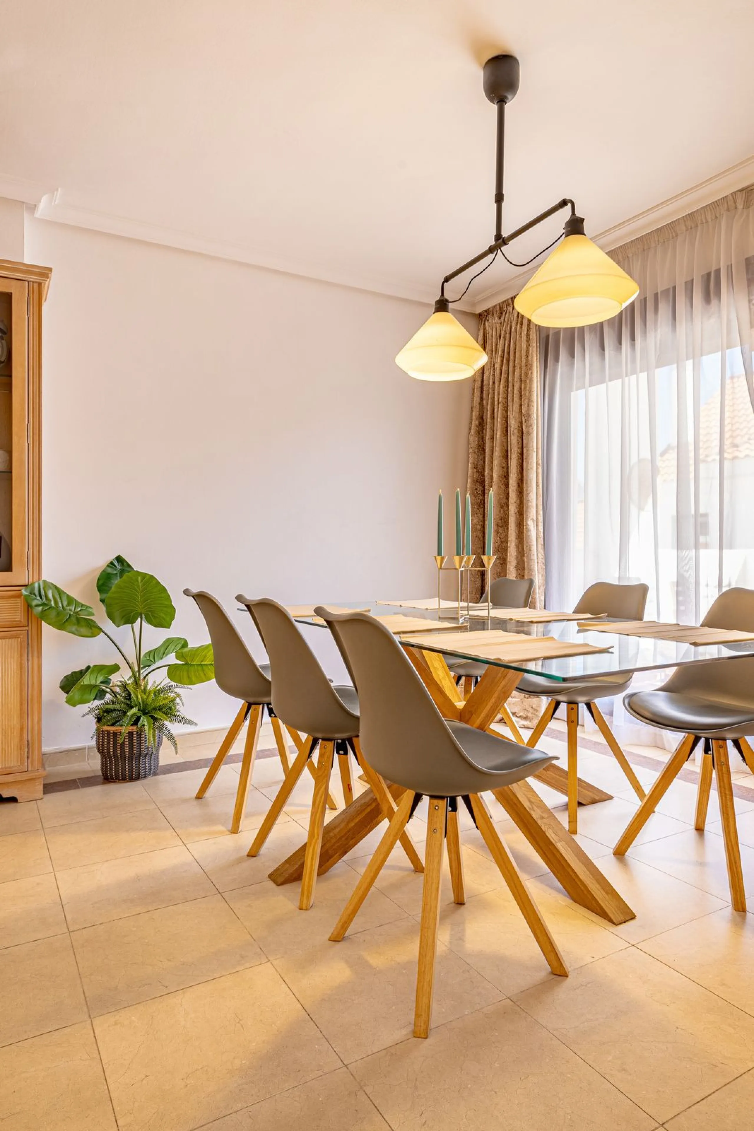 Welcome to this bright and well-planned apartment located in the heart of Nueva Andalucía, within walking distance to restaurants, shops, and all essential amenities.