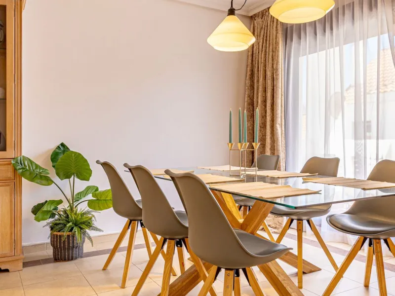 Welcome to this bright and well-planned apartment located in the heart of Nueva Andalucía, within walking distance to restaurants, shops, and all essential amenities.