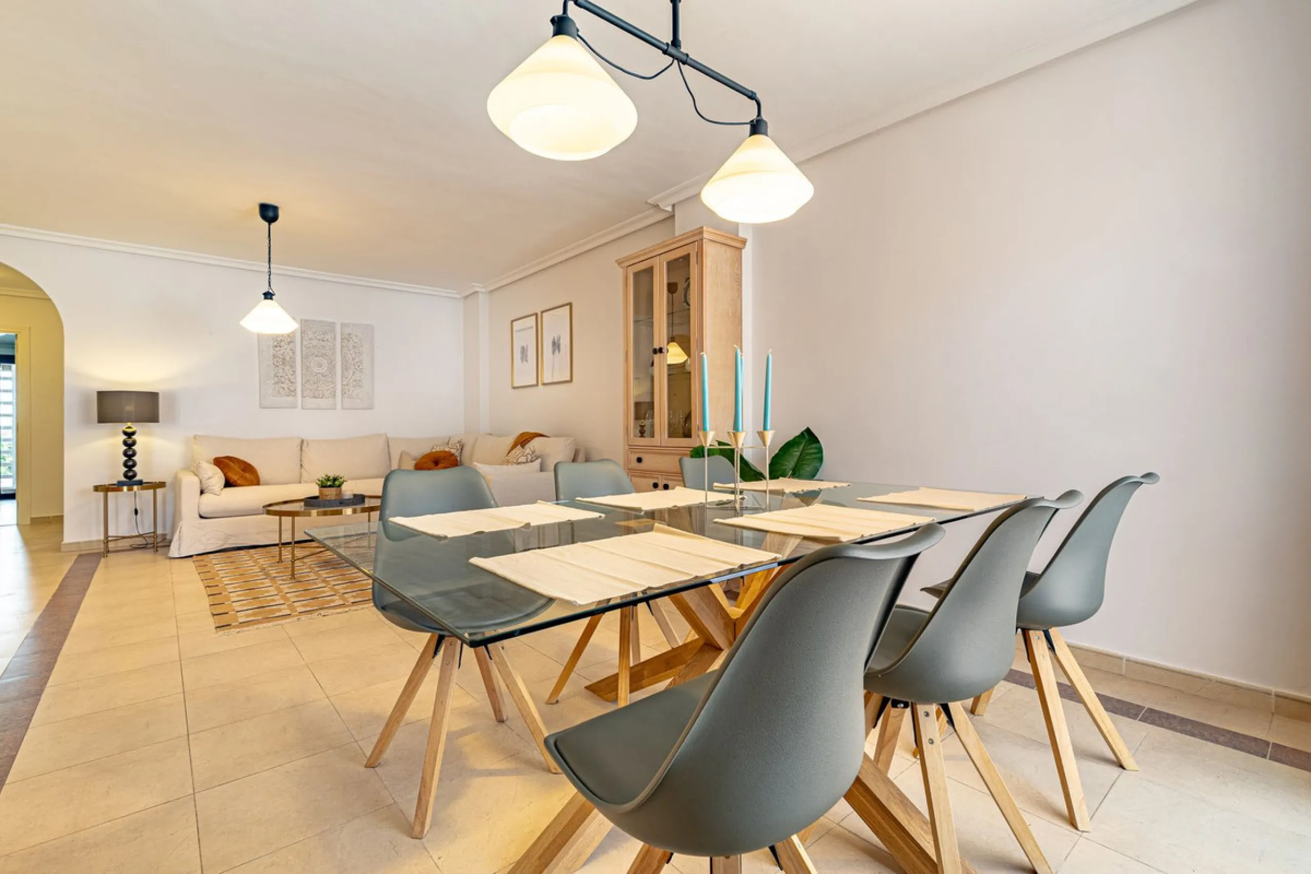 Welcome to this bright and well-planned apartment located in the heart of Nueva Andalucía, within walking distance to restaurants, shops, and all essential amenities.