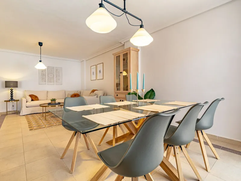 Welcome to this bright and well-planned apartment located in the heart of Nueva Andalucía, within walking distance to restaurants, shops, and all essential amenities.