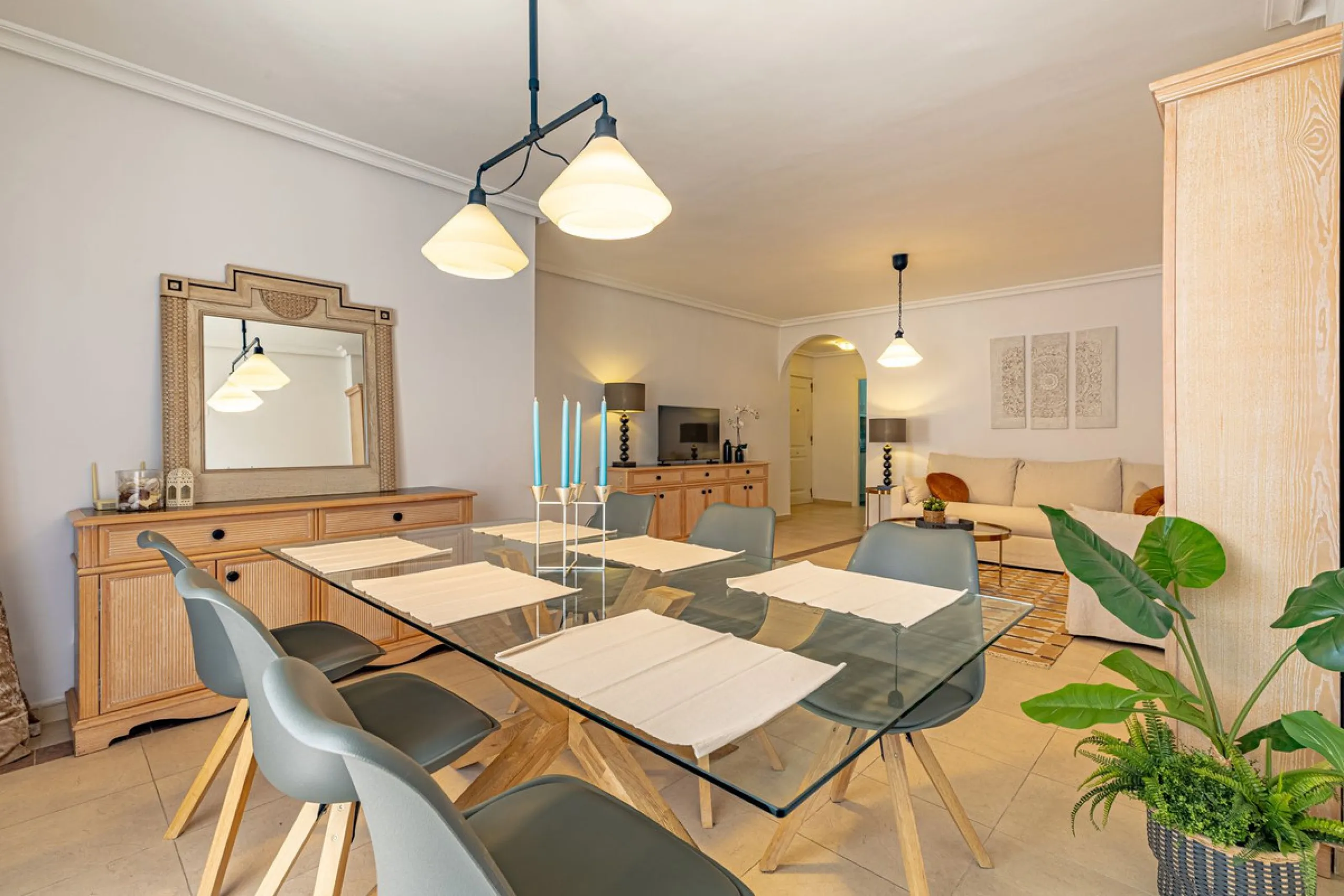 Welcome to this bright and well-planned apartment located in the heart of Nueva Andalucía, within walking distance to restaurants, shops, and all essential amenities.