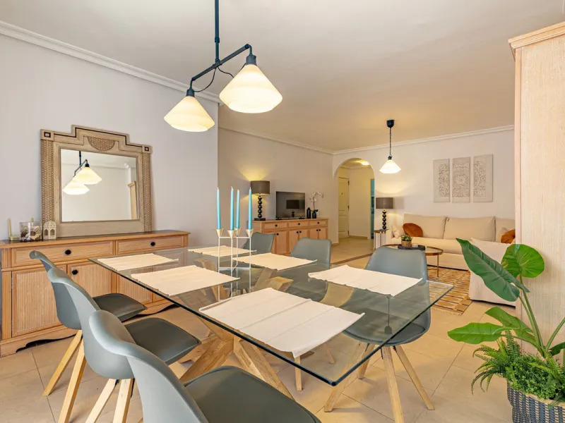 Welcome to this bright and well-planned apartment located in the heart of Nueva Andalucía, within walking distance to restaurants, shops, and all essential amenities.