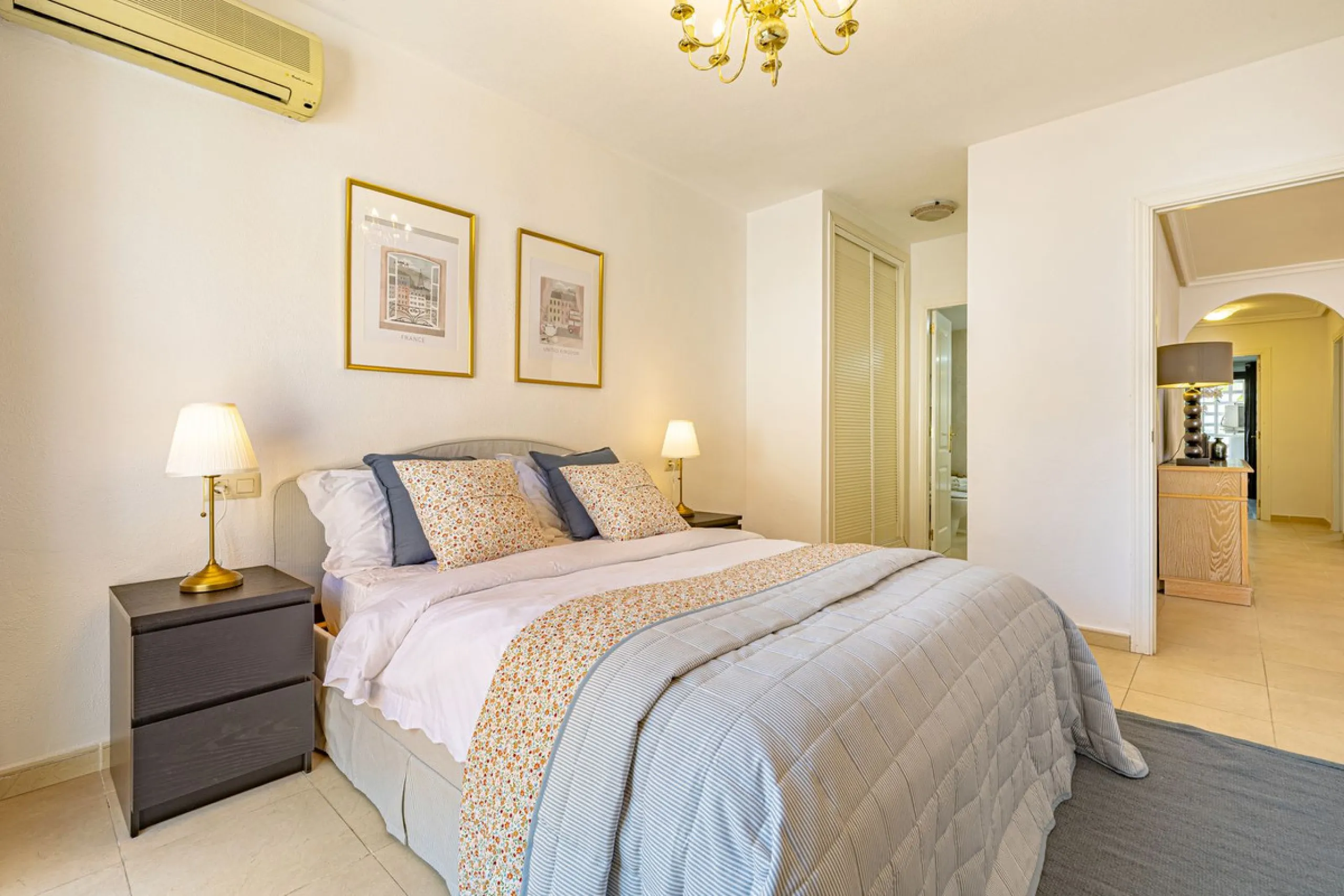 Welcome to this bright and well-planned apartment located in the heart of Nueva Andalucía, within walking distance to restaurants, shops, and all essential amenities.