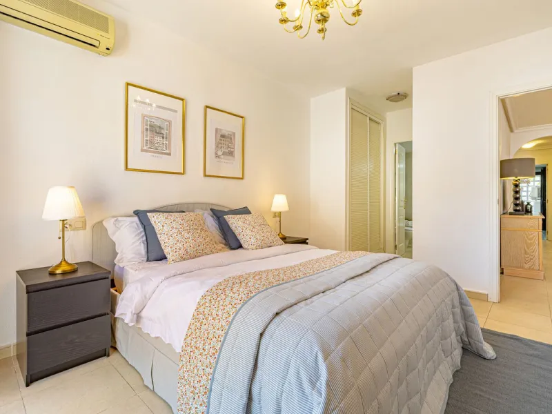 Welcome to this bright and well-planned apartment located in the heart of Nueva Andalucía, within walking distance to restaurants, shops, and all essential amenities.