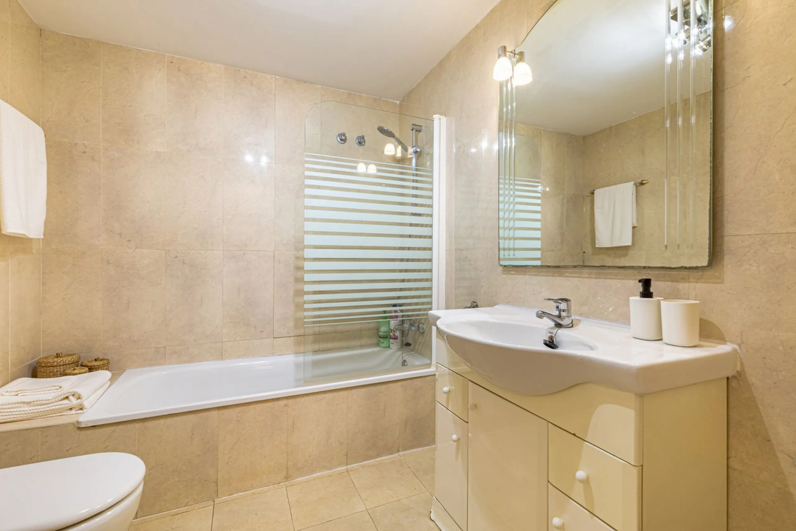 Welcome to this bright and well-planned apartment located in the heart of Nueva Andalucía, within walking distance to restaurants, shops, and all essential amenities.