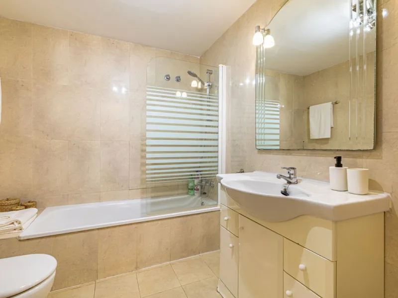 Welcome to this bright and well-planned apartment located in the heart of Nueva Andalucía, within walking distance to restaurants, shops, and all essential amenities.
