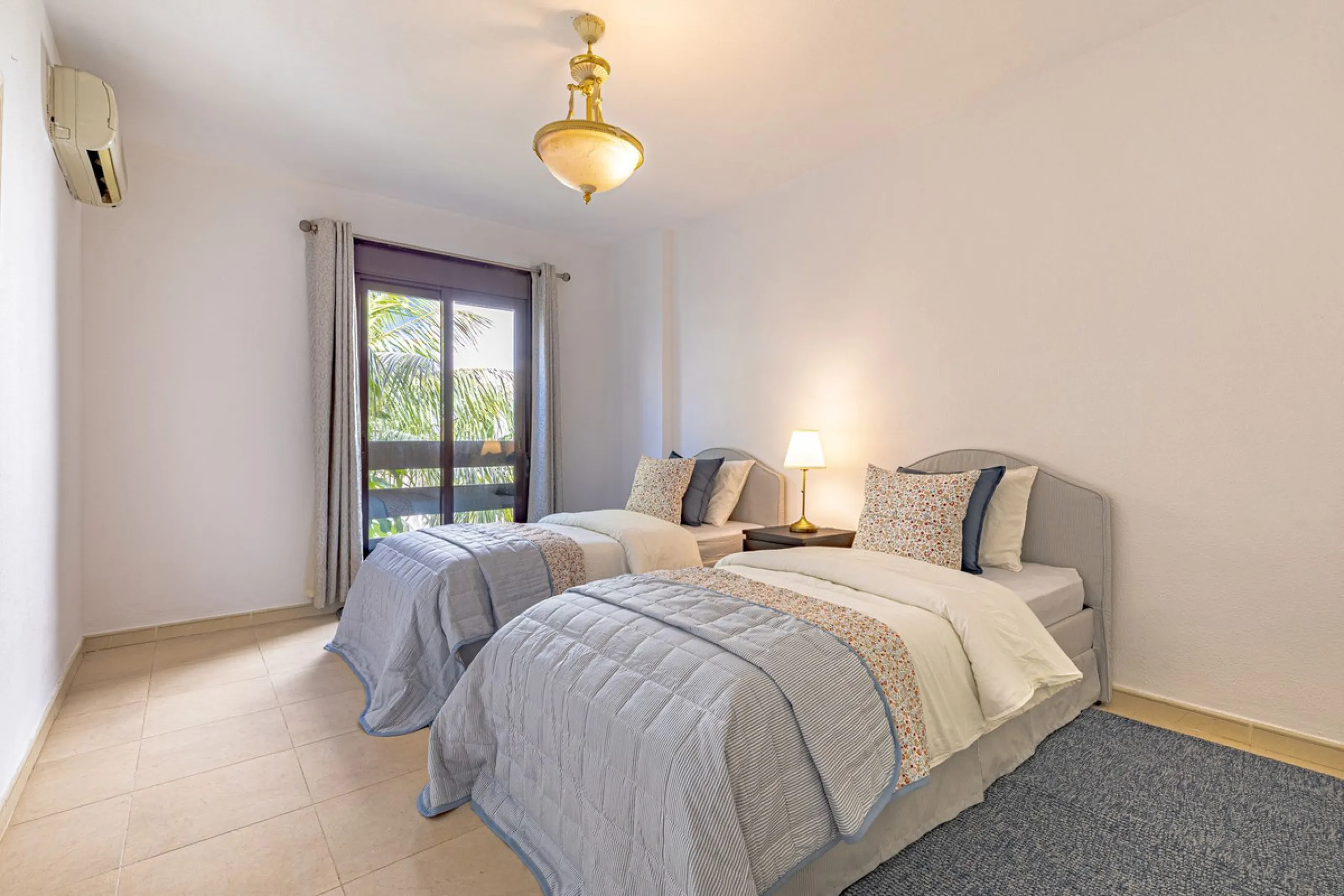 Welcome to this bright and well-planned apartment located in the heart of Nueva Andalucía, within walking distance to restaurants, shops, and all essential amenities.