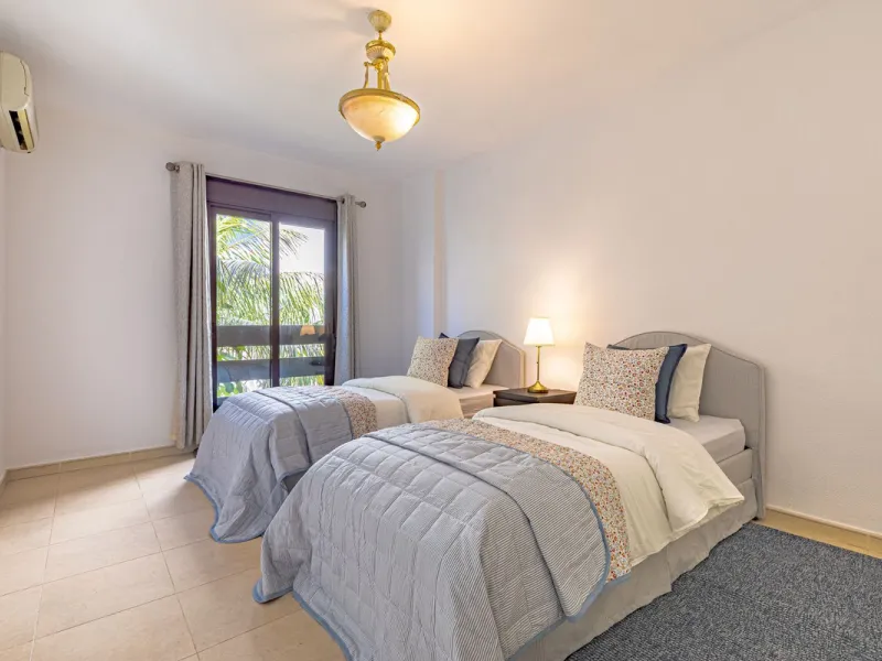 Welcome to this bright and well-planned apartment located in the heart of Nueva Andalucía, within walking distance to restaurants, shops, and all essential amenities.