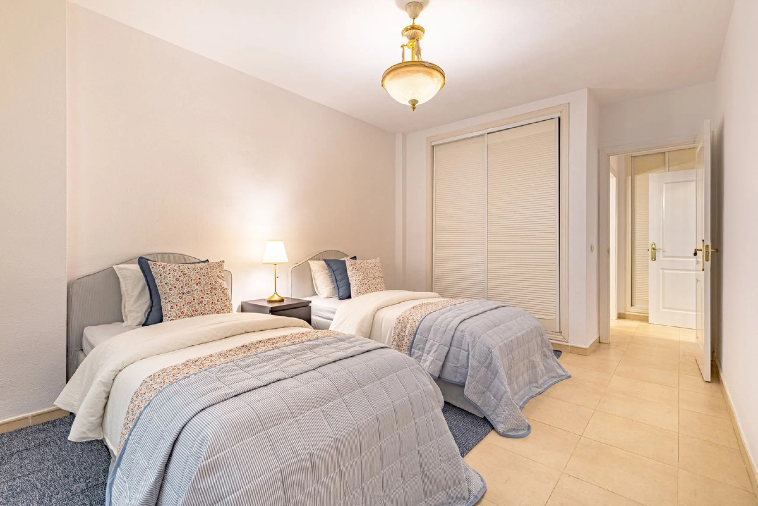 Welcome to this bright and well-planned apartment located in the heart of Nueva Andalucía, within walking distance to restaurants, shops, and all essential amenities.