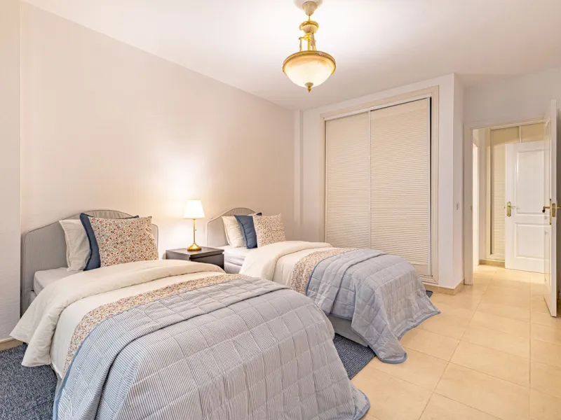 Welcome to this bright and well-planned apartment located in the heart of Nueva Andalucía, within walking distance to restaurants, shops, and all essential amenities.