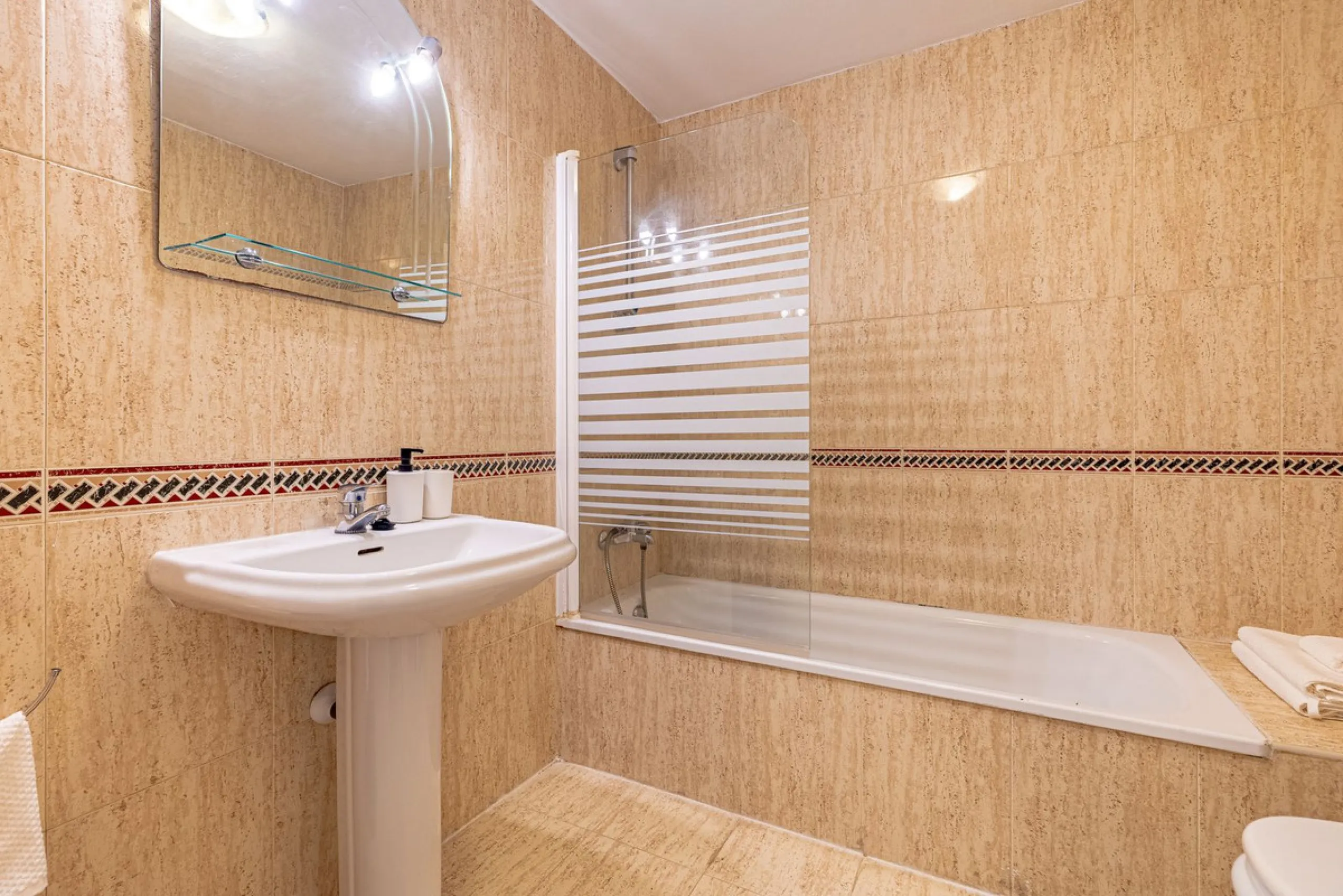 Welcome to this bright and well-planned apartment located in the heart of Nueva Andalucía, within walking distance to restaurants, shops, and all essential amenities.
