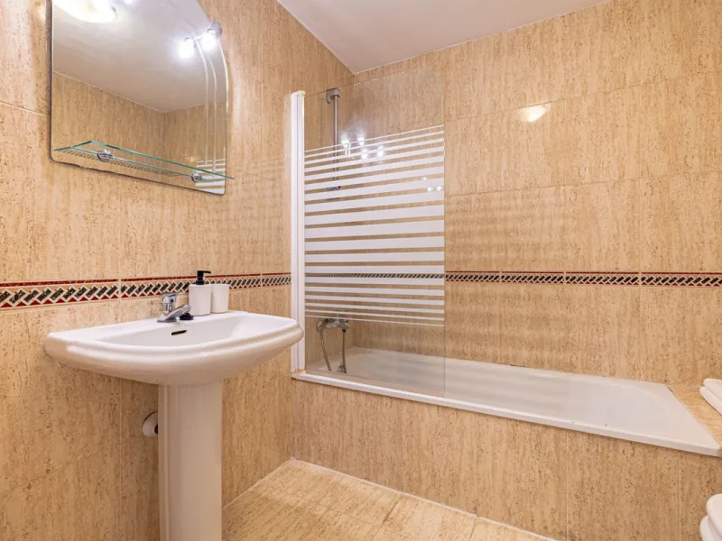 Welcome to this bright and well-planned apartment located in the heart of Nueva Andalucía, within walking distance to restaurants, shops, and all essential amenities.