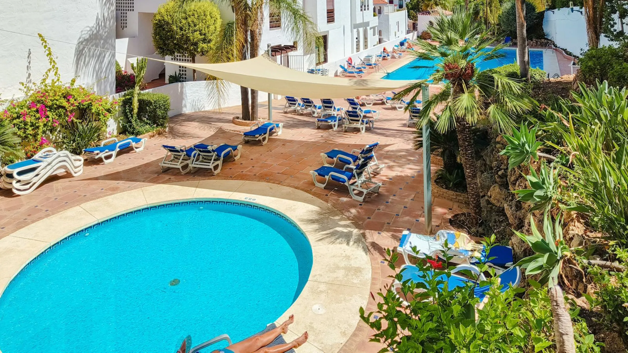 Welcome to this bright and well-planned apartment located in the heart of Nueva Andalucía, within walking distance to restaurants, shops, and all essential amenities.