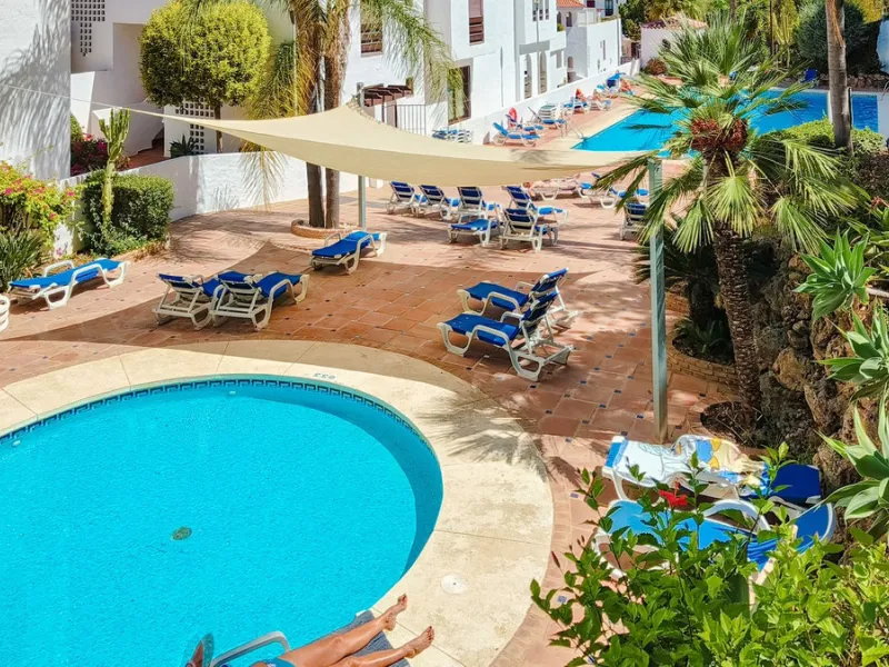 Welcome to this bright and well-planned apartment located in the heart of Nueva Andalucía, within walking distance to restaurants, shops, and all essential amenities.