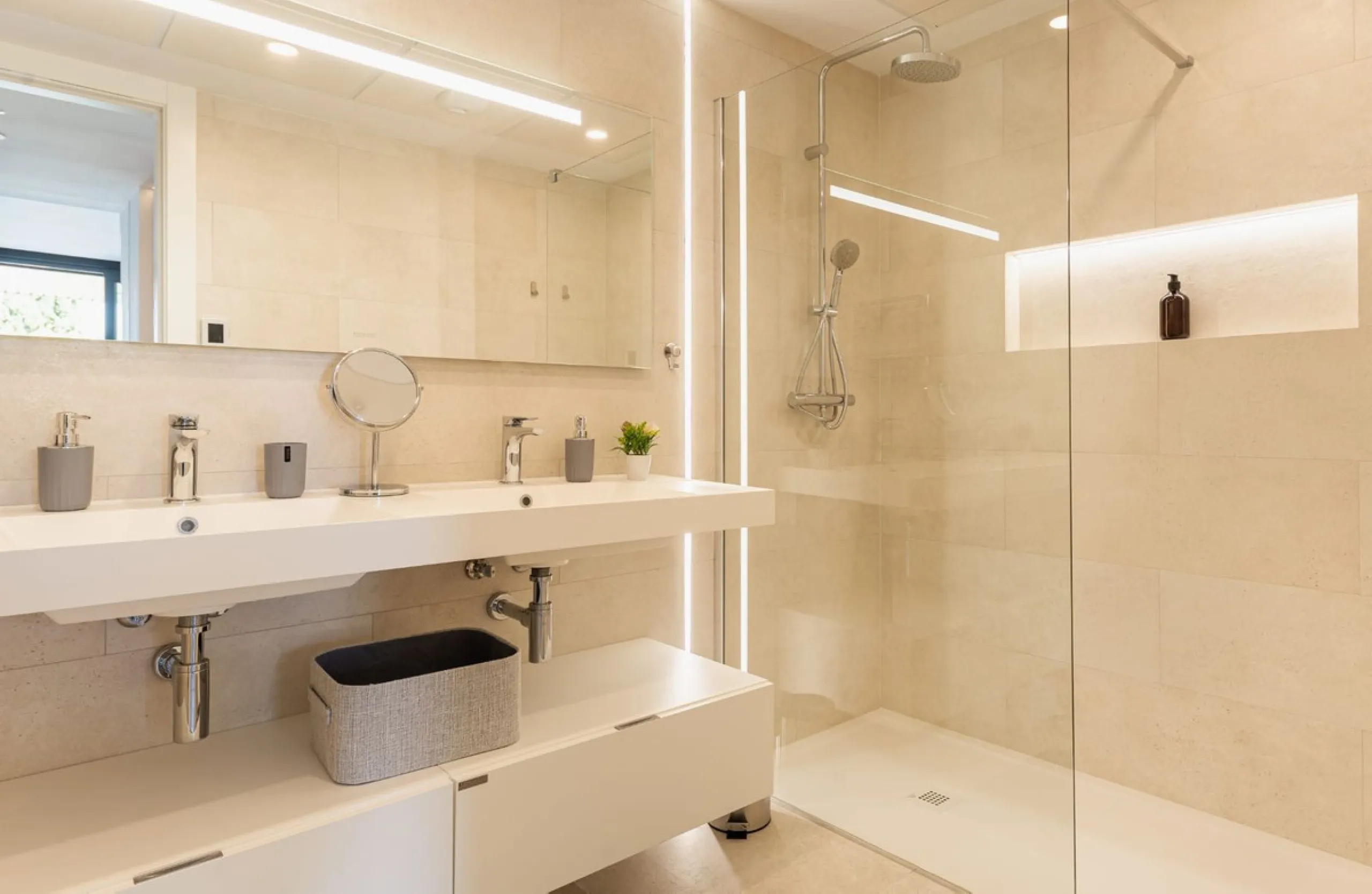 Bright 2-Bedroom Apartment with Terrace, Solarium & Premium Amenities in Fuengirola Reduced to €565,000 for a Quick Sale