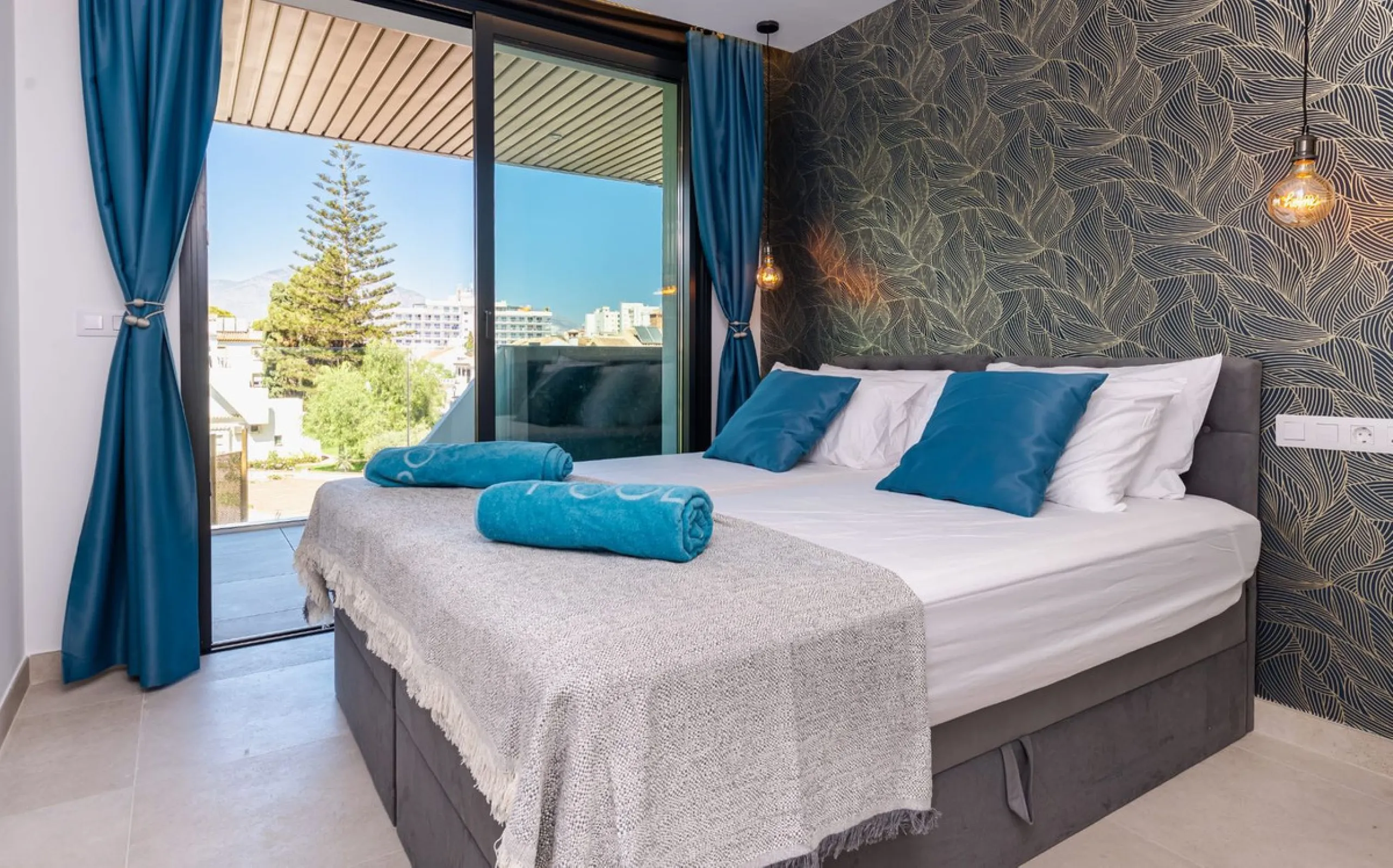Bright 2-Bedroom Apartment with Terrace, Solarium & Premium Amenities in Fuengirola Reduced to €565,000 for a Quick Sale