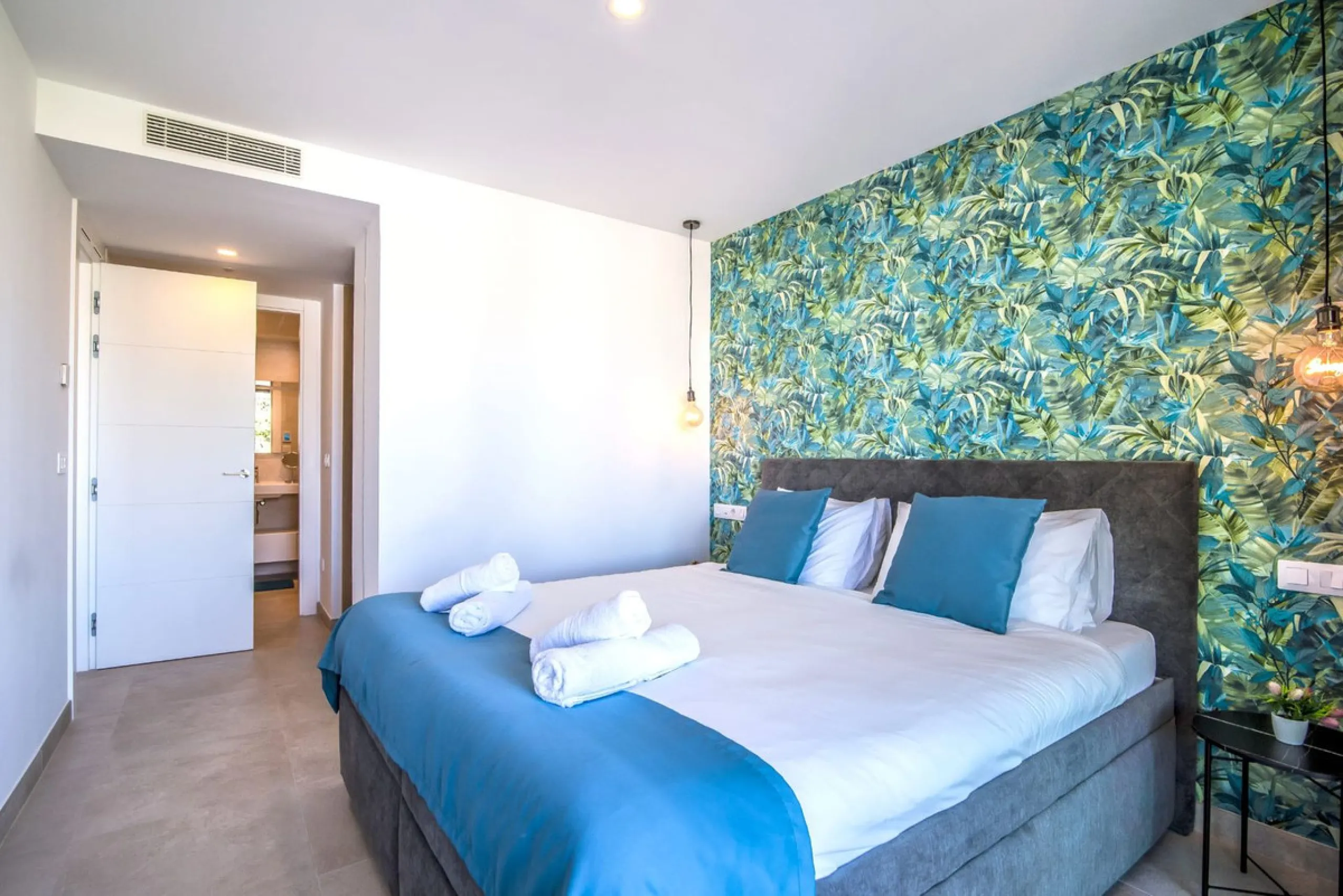 Bright 2-Bedroom Apartment with Terrace, Solarium & Premium Amenities in Fuengirola Reduced to €565,000 for a Quick Sale